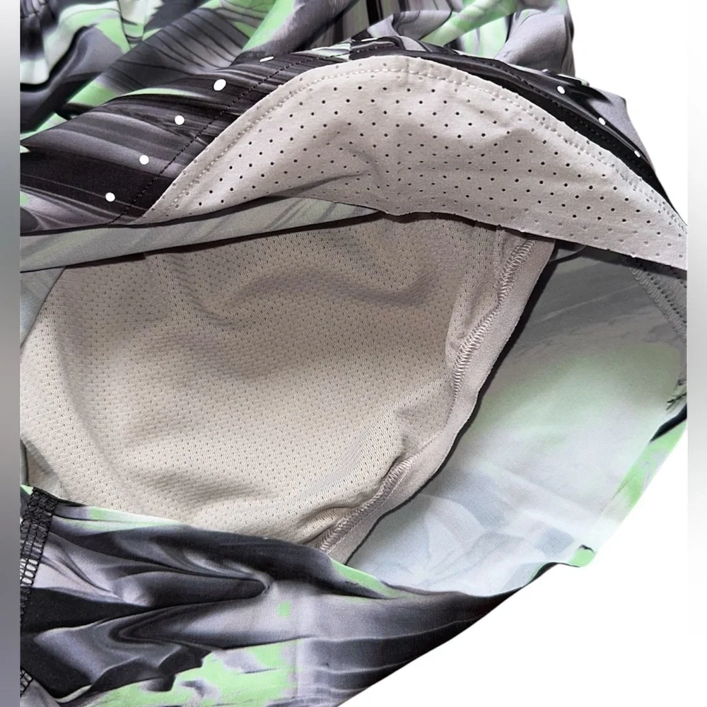 Lululemon Hotty Hot High-Rise Short
4" *Special Edition NWOT Size4 - Picture 10 of 12